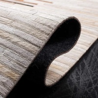 Tapis en cuir de vache brun et blanc, décoration rustique en patchwork, tapis en cuir de vache à rayures en patchwork, brun au centre et blanc sur les côtés
