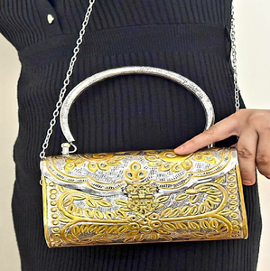 Pochette à main en laiton bicolore de style enveloppe avec gravure de feuilles en filigrane orné et poignée circulaire argentée, disponible en gros - Product Image 1