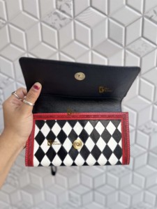 Cartera de Mujer de Cuero de Alta Calidad, Diseño Artesanal, Elegante Patrón de Damas Blancas y Negras con Ribete Rojo, Multiusos - Product Image 3