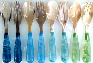 Ensemble de serveurs à salade en résine corne, 2 cuillères/fourchettes, motif acrylique Aqua Swirl noir, lavable au lave-vaisselle pour usage en cuisine et hôtel - Product Image 6