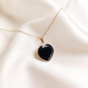 จี้หินออนิกซ์สีดำธรรมชาติทรงหัวใจเจียระไน งานแกะสลักด้วยมือ ทอง 14K ขนาด 15x15 มม. จี้หินออนิกซ์สีดำ เครื่องประดับแฟชั่นสำหรับผู้หญิง - Product Image 3
