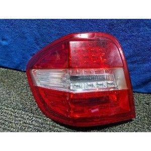 Feu arrière gauche d'occasion pour Mercedes Classe M A1649064200 - Product Image 1