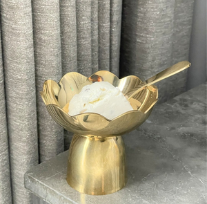 Bol à glace en laiton avec motif floral et cuillère design sur pied - Product Image 1