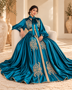 Caftán Marroquí Elegante de Terciopelo Verde Pavo Real Mishkat Couture con Bordado Dorado, Mangas Largas, Cuello en V, Vestido Maxi, Pañuelo para Fiesta Musulmana - Product Image 5