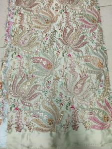 Tissu en satin de soie brodé à motifs floraux pour robe, veste, abaya, kaftan, burqa, vêtements de mariée et de mariages, veste pour enfants. - Product Image 1