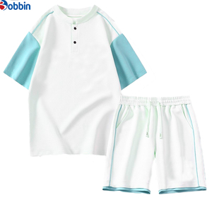Conjunto de camiseta de manga corta con bloques de color blanco y verde para hombre, conjunto informal de verano, pantalones cortos de punto transpirables, ajuste holgado, unisex. - Product Image 3