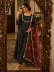 Ensemble de robe Anarkali très demandé avec dupatta bordeaux, design élégant et évasé, idéal pour les invités de mariage et les festivals, disponible à la vente. - Product Image 5