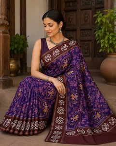 Elegante Saree de Seda Pura Color Rojo Carmesí con Patrón Ikat y Borde Negro, Saree Tradicional Indio para Fiestas, Bodas y Eventos Étnicos - Product Image 2