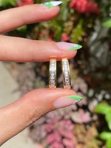 Boucles d'oreilles créoles Huggie en or massif 14K avec diamants baguette taille étagée cultivés en laboratoire, sertis en canal, grandes, minimalistes, vintage, pour tous les jours, bijoux fins - Product Image 3