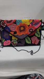 Bolso de Mano FAIZA CRAFT Hecho a Mano con Cuentas Rojas y Flores, Bolso Rectangular Tipo Sobre con Correa de Cadena Dorada y Bordado en Punto de Cruz - Product Image 5