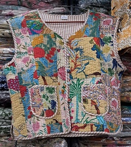 Veste d'été pour femmes indiennes faites à la main matelassée en coton à fleurs avec doublure en laine respirante imprimée de fruits GC-AP-1517 - Product Image 1