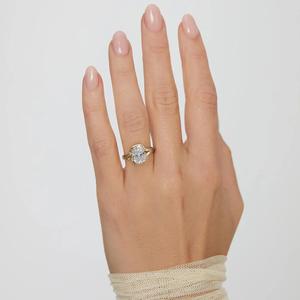 Bague de fiançailles et de mariage classique en argent sterling 925 plaqué rhodium, sertie de diamants moissanite taille coussin allongée de 3,00 carats - Product Image 6