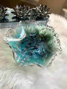 Bol en résine fait main motif océan avec flocons et accents argentés – Idées de décoration intérieure, bol décoratif, idées cadeaux, art géode, art en résine - Product Image 2