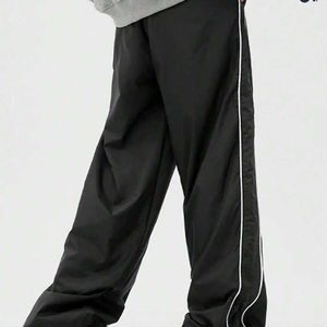 Pantalon de survêtement noir pour homme à prix abordable, taille élastique avec cordon de serrage, logo imprimé par transfert thermique sur la jambe droite, style décontracté avec bande latérale - Product Image 3