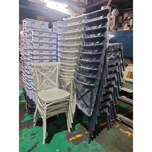 Chaise en plastique moulé de couleur beige, style X-Back, une chaise confortable et fiable pour des expériences culinaires. - Product Image 6