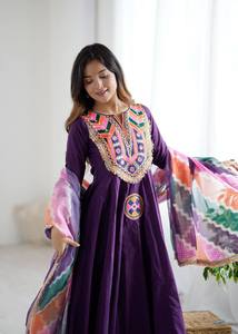 Costume Anarkali brodé violet pour femmes, vêtements traditionnels indiens et pakistanais, tenue décontractée ample en coton mi-longue - Product Image 3