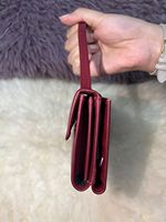 Dompet Wanita Kulit Warna Merah Anggur, Dompet Panjang dengan Tali Pegangan, Penutup Magnetik, Aksesoris Fashion, Dompet Jinjing