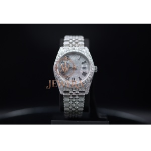 Montre classique en moissanite au design unique pour les occasions spéciales professionnelles et le luxe au quotidien, disponible au meilleur prix - Product Image 1