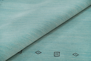 พรมทีลกาเบห์สีน้ำเงินทะเล พรมขนสัตว์ดีไซน์มินิมอลสีดำ ทำด้วยมือ ขนาดสั่งทำได้ - Product Image 2