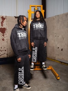 Conjunto de chándal de felpa negra con estampado de grafiti personalizado de último diseño, sudadera con capucha y pantalones de chándal de felpa gruesa de dos piezas - Product Image 1