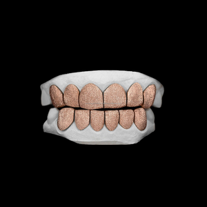 Dientes de metal dorados y plateados atractivos al por mayor Grillz con diamante tachonado con moissanita VVS chapado en oro para bodas y regalos - Product Image 5
