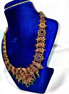 Collier long traditionnel indien en or 22 carats, style temple antique, avec motif Lakshmi, disponible en OR/ARGENT/BRASS. - Product Image 4