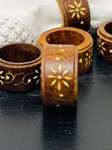 Anneaux de serviette vintage ronds en bois écologiques et durables avec incrustation florale pour la décoration de table - Product Image 5