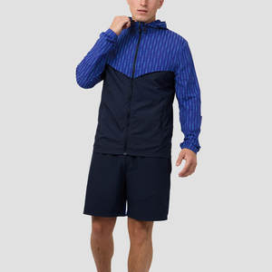 Nouvel ensemble de survêtement élégant en 100 % polyester avec veste à poches zippées double face, capuche ajustable et short à taille élastiquée - Product Image 1