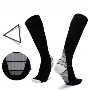 Chaussettes de sport de compression personnalisées pour hommes, conçues professionnellement, en nylon/coton, écologiques, à séchage rapide, pour le basketball et la course à pied - Product Image 1