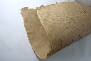 กระดาษใยไม้ล็อกตาพรีเมียม 100% 80 แกรม สีธรรมชาติ ลายกลีบดอกไม้และหญ้าสับละเอียด สำหรับกรอบรูป - Product Image 5