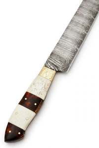 Couteau de cuisine artisanal en acier Damas à plumes, avec manche en bois segmenté et corne d'os, et bolster en laiton - Product Image 5