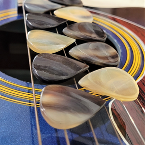 ชุดปิ๊กกีตาร์ทำจากเขาควายแท้ 10 ชิ้น พร้อมลายพิมพ์นิ้วโป้งและนิ้วมือเพื่อการยึดเกาะที่ดีขึ้น - Product Image 2