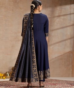 ชุดอานาร์กาลีผ้าเรยอนสไตล์วินเทจสำหรับผู้หญิง พร้อมผ้าคลุมปักลายสีน้ำเงินกรมท่า ชุดแต่งงานแบบดั้งเดิม ชุดพื้นเมือง แห้งเร็ว สไตล์อินเดีย ปากีสถาน - Product Image 2