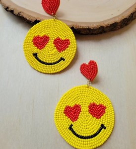 Boucles d'oreilles créoles personnalisées brodées à la main avec perles de rocaille et motifs emoji, tendance, pour mariages, fêtes, événements festifs, cadeaux, pendantes, de luxe - Product Image 1