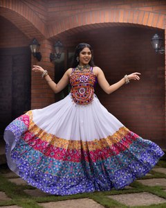 ชุดเดรส Anarkali สีขาวผ้าฝ้ายสำหรับผู้หญิง ดีไซน์ใหม่ ตกแต่งด้วยกระจกแบบ Kutchi ขอบลาย Bandhani เหมาะสำหรับงานเทศกาล Navratri Garba และงานปาร์ตี้ - Product Image 2