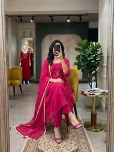 Traje Anarkali Mul Chanderi de Diseño para Mujer, Calidad de Exportación, con Pantalón Cómodo y Dupatta Decorativa, Disponible para la Venta - Product Image 6