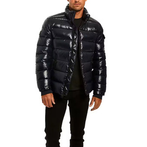 Chaqueta deportiva con diseño de burbujas para hombre que también sirve como chaqueta de invierno elegante y funcional para el frío. - Product Image 1