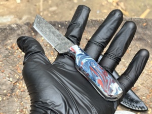Cuchillo de Desollar Hecho a Mano de Acero de Damasco con Mango de Resina Colorida, Premium, Personalizado, OEM, ODM - Product Image 2