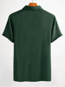 Camiseta Casual de Color Sólido para Hombre con Cuello Camisero, Manga Corta, Tejido Waffle Verde Oscuro, Estilo Old Money - Product Image 3