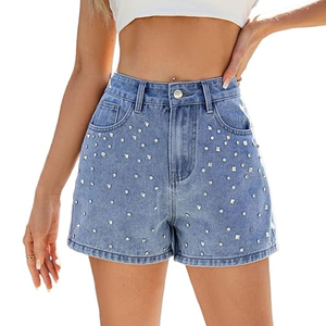 Shorts en jean tendance pour femmes, coupe ample et décontractée, denim bleu délavé, texture usée - Product Image 5