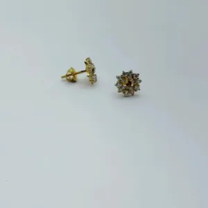 Pendientes de Flores de Oro de Diseño con Detalles de Piedras Brillantes, Joyería Elegante para Mujer, Estilo Tradicional y Moderno - Product Image 1
