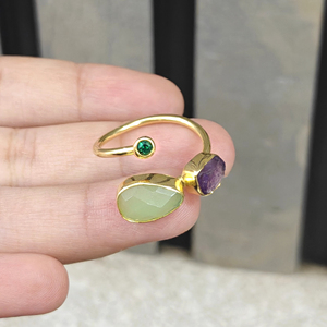 Bague en laiton plaqué or 18 carats avec trois pierres précieuses : améthyste brute, préhnite, calcédoine, émeraude, quartz – Bague ajustable pour usage quotidien - Product Image 4
