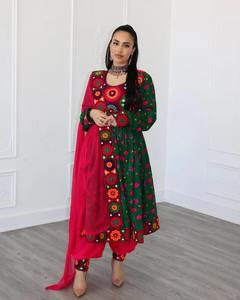 Vestido Afgano Verde Oscuro Contemporáneo con Bordado Floral Rojo y Pañuelo de Chifón a Juego con Elegante Trabajo y Diseño Artesanal - Product Image 2