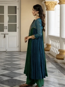 Ensemble Kurta, Palazzo et Dupatta brodés et ornés KV pour femmes - Product Image 2