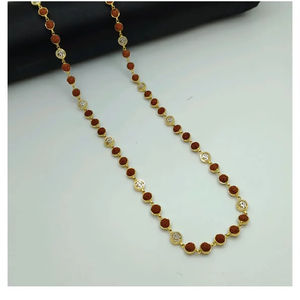 Elegante Collar de Cuentas Rudraksha Chapado en Oro con Dijes Om Espirituales Hindúes y Circonitas para Mujer y Hombre - Product Image 1
