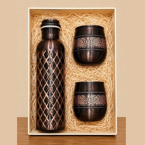 Ensemble de bouteilles en cuivre faites à la main tendance, 2 tasses, finition antique, martelées et embossées, ensemble de vaisselle traditionnelle, ensemble cadeau - Product Image 1