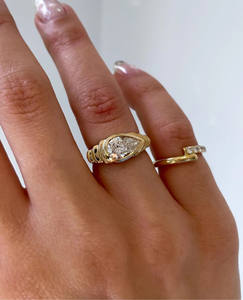 Anillo de Compromiso de Moissanita con Corte de Pera de 2.00 Quilates, Orientación Este-Oeste, Engaste de Bisel, Anillo de Boda Solitario, Regalo Único de Aniversario - Product Image 1