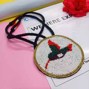 Collier pendentif oiseau artisanal perlé avec perles rouges, vertes, noires, blanches et dorées et cordon long pour un style artistique, traditionnel et culturel - Product Image 4