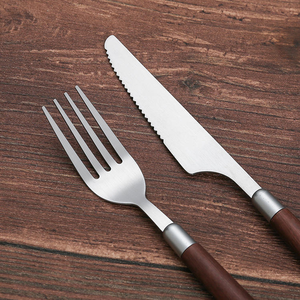 Ensemble de couverts en métal avec manches en bois de noyer, design vintage de luxe léger, pour usage domestique, comprend couteaux à steak, fourchettes et cuillères à dessert - Product Image 2