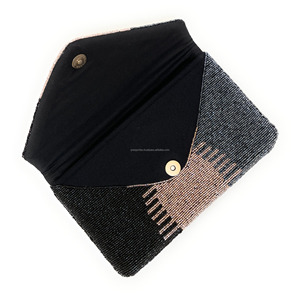 Bolso de mano tipo sobre con cuentas geométricas en negro, azul marino y plateado, hecho a mano, con cierre magnético duradero, portátil, informal, para fiestas. - Product Image 2